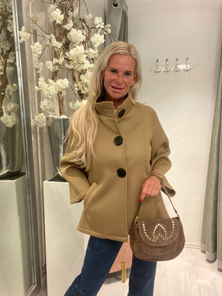 Korte Mantel Jas Zand Chic
