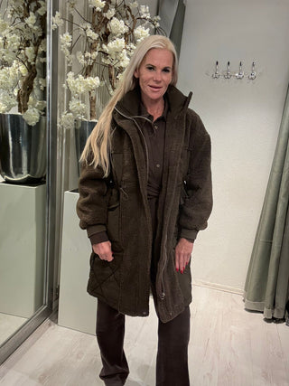 Halflange Jas Met Teddy Details Bruin