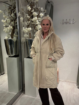 Halflange Jas Met Teddy Details Beige